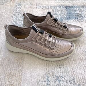 ECCO women’s size 8.5 US/39 Euro shiny taupe no-tie sneaker